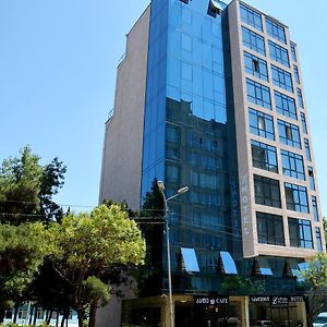 L Plaza Hotel